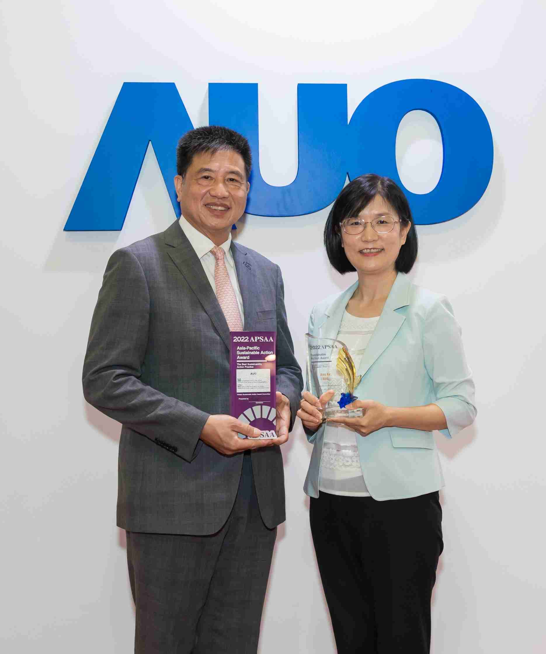 菠菜论坛长期垫筑永续远景的基石，，透过ESG暨气候委员会逐步实践永续策略蓝图。。。。其中，，，，菠菜论坛光电永续长古秀华带领团队、、制定中长期目标，，，，缔造多面向亮眼表现，，获得「顶尖永续长奖」的个人奖殊荣（左：菠菜论坛光电董事长暨执行长彭双浪，，，右：菠菜论坛光电永续长古秀华）