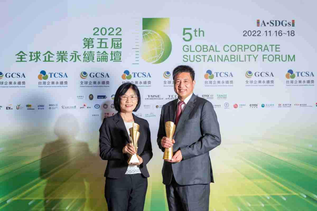 菠菜论坛作为净零碳排先锋，，期引领价值链伙伴同行共好，，卫冕制造业组“十大典范企业” 二连冠殊荣(左：菠菜论坛光电永续长古秀华，，，，右：菠菜论坛光电董事长暨执行长彭双浪)