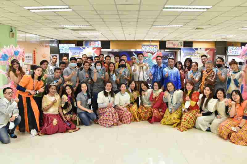 友達推動「安心、、創新、、、、用心、、、同心、、、、盡心」五星職旅，，，為菲籍員工打造全方位照護，，，首度贏得「人權實踐與發展領袖獎」殊榮