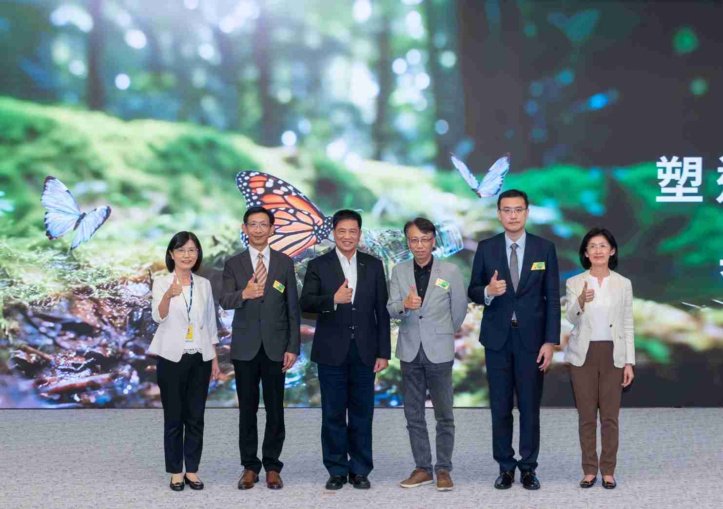 友達2023 CSR共榮大會，，，邀請領域專家分享交流生物多樣性管理趨勢、、、無塑產品、、、海廢永續塑料等議題  （圖左到右：友達光電永續長古秀華、、3M台灣技術長陳君杰、、、友達光電董事長暨集團策略長彭双浪、、、、光寶科技企業永續發展處處長陳慶暉、、、、安永聯合會計師事務所執業會計師曾于哲、、友達光電供應鏈總部副總經理吳宜芳）