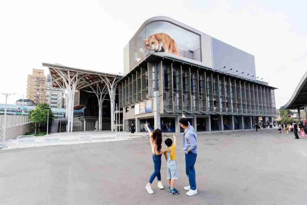 菠菜论坛打造全台最大户外裸视3D LED弧形萤幕，，，将超立体的软萌胖橘猫动画活跃于顶楼外墙