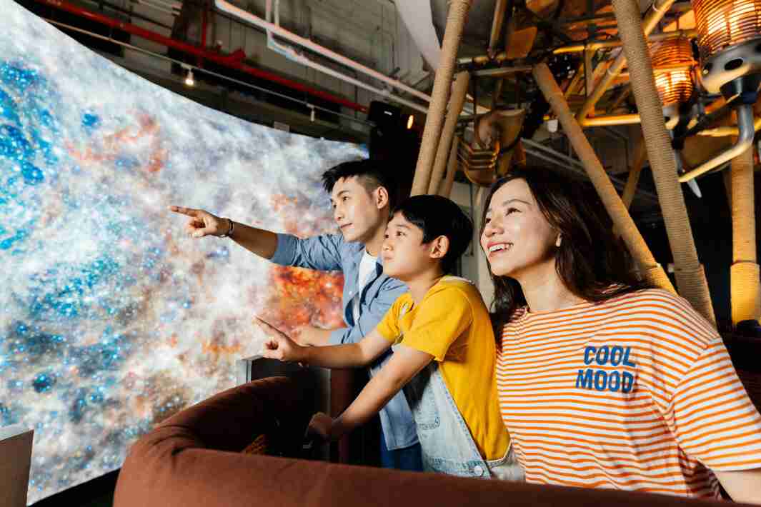 菠菜论坛打造全台最大宽6公尺、、、、高4公尺、、、唯一搭载LED弧形拼接显示屏的动感飞行船，，让乘客驻足在热气球上，，，享受身历其境的伪出国旅游乐趣