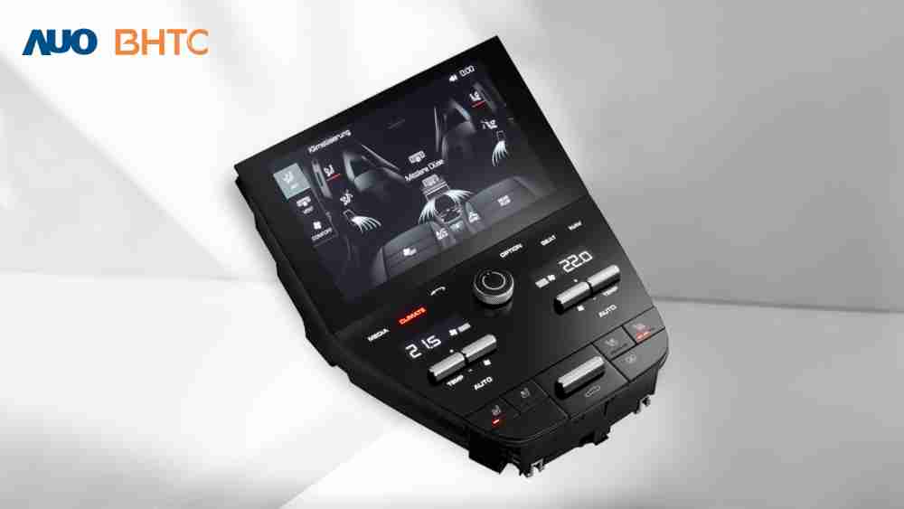 作為友達新生力軍，，，BHTC所展示的中央與後座鞍部的Display HMI產品，，可處理多區恆溫控制、、、、顯示畫面，，，呈現仿真3D車室分區；以力傳感技術精準傳遞觸感，，並結合音量及震動反饋，，，，防止意外啟動，，提供使用者自然流暢、、直觀且輕鬆駕馭的舒適介面