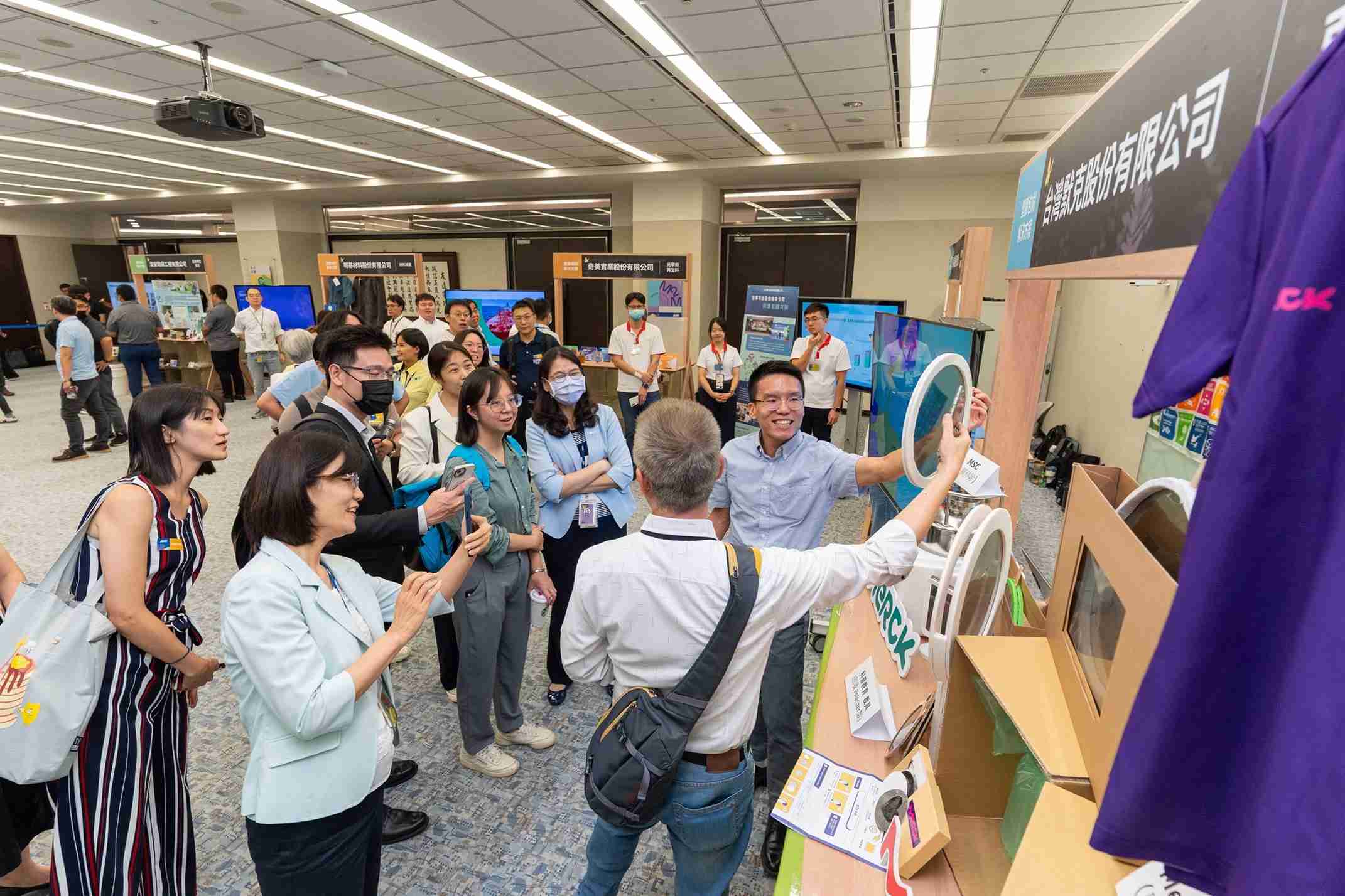 菠菜论坛连手产业伙伴策划首届生态圈联展，，，展示如何将废塑料循环再利用，，，，创新解决方案包括：塑料包材再生与循环使用、、、再生塑料研发及应用、、、废塑料回收再生技术、、减塑生活提案等
