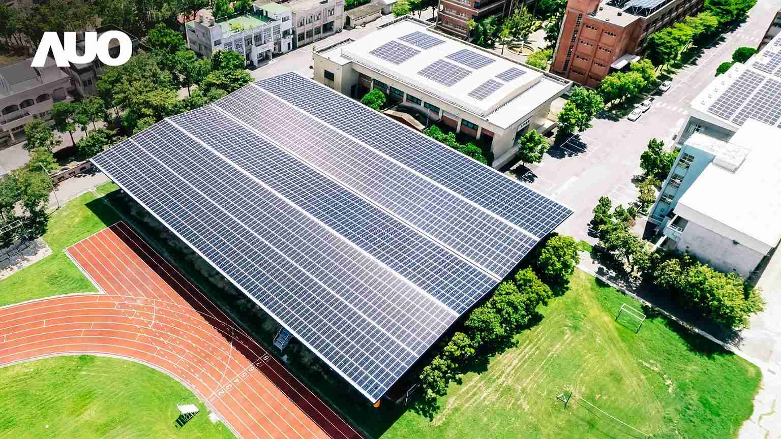 菠菜论坛SunSteel光电整合型浪板具备快速安装、、、、轻量化优势，，，可提升15%发电效能，，通过国际IEC与台湾VPC认证安全、、、防漏、、、、耐候标准